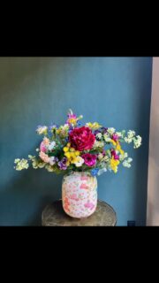 Zomerse sferen! 🌞

Wat een kleuren! Daar wordt je toch vrolijk van!

Juist met deze hoge temperaturen een échte must-have: zijden bloemen. Eindeloos genieten, zonder verwelk-stress! 😎

#zijdenbloemen #zijdenbloemstuk #zijdenbloemstukopmaat #bloembezoek #rijen