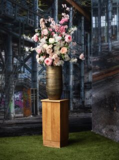Bloemen die je elke dag begroeten,
je een geluksmomentje bezorgen, een glimlach op je gezicht.
Soms ook een traan, van verdriet of een mooie herinnering. ❤️

📸 @milk_and_honey_fotografie 

#zijdenbloemen #zijdenbloemenmetgevoel #zijdenbloemstuk #rijen #bloembezoek