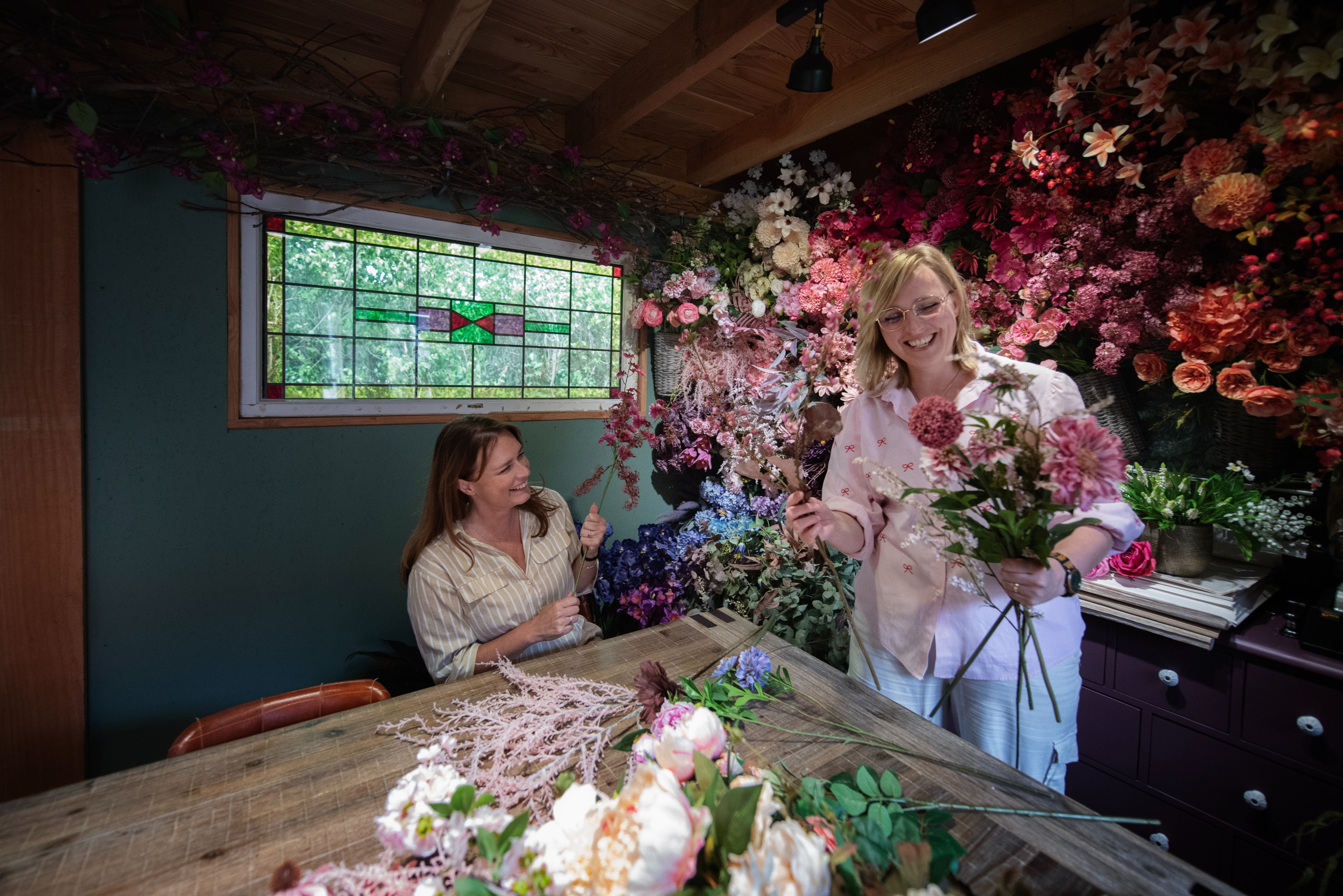 Ik lees bloemen en ik lees mensen.
Samen vertellen ze mij een prachtig en uniek verhaal,
dat ik vertaal in een bloemstuk.
Het bloemstuk vertelt vaak over geluk
maar ook over verdriet.
Alles mag er zijn en tastbaar worden.
Vastgehouden uit liefde en met een glimlach.

Wil jij jouw verhaal ook graag laten vangen in een prachtige bloemcreatie? 🌺❤️

📸Ik samen met @it_is_me_patty, gemaakt door @milk_and_honey_fotografie 

#bloemenmeteenverhaal #zijdenbloemen #zijdenbloemdecoraties #rijen #bloembezoek