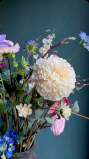 Bloemen die ons troost geven. 

Ons met een glimlach doen herinneren aan alle mooie momenten samen. ❤️

#zijdenbloemenbijhetafscheid #zijdenbloemstuk #bloembezoek #rijen #zijdenbloemstukopmaat