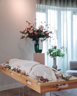 Zijden bloemen bij het afscheid: 
WADE VERSIERING 🌹

⚠ De wade op de foto's is gevuld met kussens, niet met een persoon!

Wanneer uw dierbare wordt opgebaard in een wade, kan ook deze mooi versierd worden met zijden bloemen.

Op de foto is een voorbeeld te zien van een bloemenslinger van zijden bloemen die de overledene prachtig omringd. Een bloemenslinger kan ook over de wade gedrapeerd worden. 

Naast de baar staan bloemboeketten (ook allen zijden bloemen) in kleurstellingen die mooi passen bij de bloemenslinger. 

Op foto 2 en 3 zijn close-ups te zien van de bloemenslinger. Deze is mooi afgewerkt met een fijn goudkleurig metaaldraad.

Een bloemenslinger is een blijvende herinnering en kan en mag een mooie plaats krijgen in uw huis. Als u dat fijn vindt. De slinger kan ook een nieuwe bestemming krijgen en is bijvoorbeeld heel mooi te verwerken in een krans. 

Wilt u meer informatie over zijden bloemen bij het afscheid? Neem dan zeker contact met me op, ik vertel er graag meer over!

Op foto 4 een mooie close-up van de afscheidskaart op foto 1, gemaakt door Tinke van @think_art_75 

📸door Alessandra van @stilafscheid 
📸 foto 4 door Jay van @milk_and_honey_fotografie 
📍 @huys_t_ven_oisterwijk 

#zijdenbloemenbijhetafscheid #zijdenbloemenalsherinnering @bloembezoek #rijen #zijdenbloemen #mooiafscheidnemen